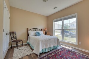 3 Schlafzimmer, Schreibtisch, Bügeleisen/Bügelbrett, Reisekinderbett