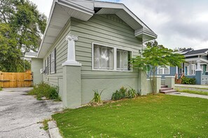 A residential house with a front yard, a wooden fence, and a driveway. - Extended Group Getaway 2 Mi to Dtwn & Ybor City! (Tampa)