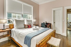 A neatly arranged bedroom with a large bed, bedside tables, a desk, and a chair. - Extended Group Getaway 2 Mi to Dtwn & Ybor City! (Tampa)