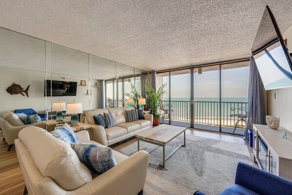 Living area - Majestic Gulf Views Condo w/ Balcony (Clearwater)