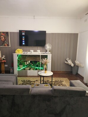 Living area - Cozy 1-bedroom bed & breakfast in marvelous Harare with AC (Harare)
