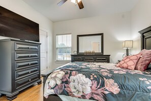 5 bedrooms, desk, iron/ironing board, internet