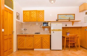 Kühlschrank, Mikrowelle, Herdplatte, Kochgeschirr/Geschirr/Besteck