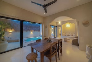 Vila clássica, varanda, vista para a piscina | Sala de jantar