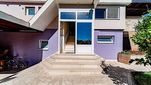 A modern two-story house with a staircase leading to a glass door entrance. - Amazing apartment in Viganj with WiFi (Viganj)