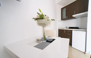 Wasserkocher mit Kaffee-/Teezubehör, Kühlschrank, Mikrowelle, Herdplatte