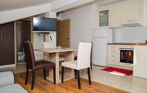 Dining - Beautiful apartment in Sreser with WiFi (Sreser)
