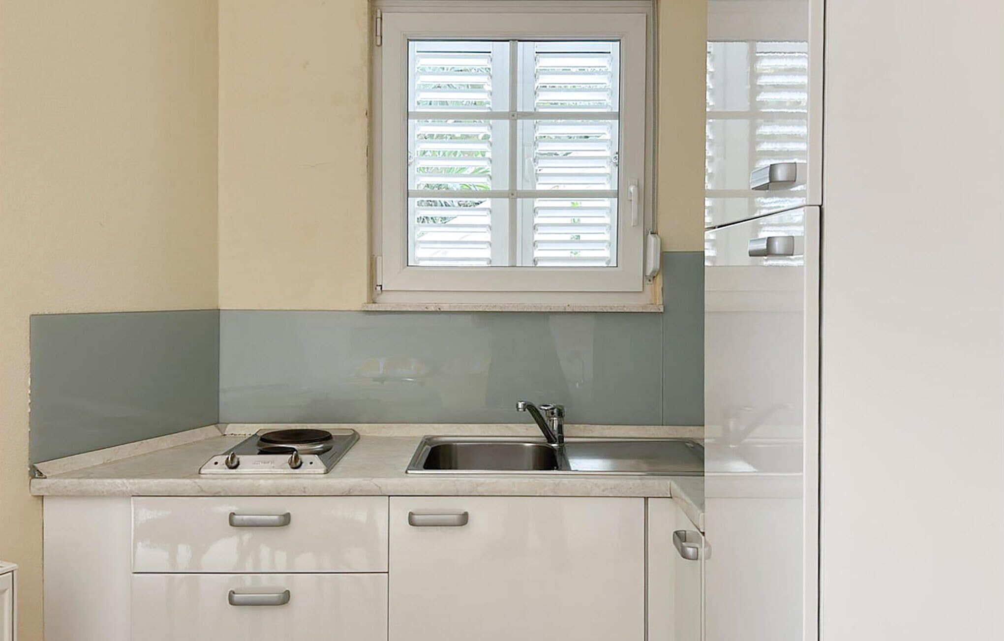 Coffee/tea maker, fridge, microwave, stovetop
