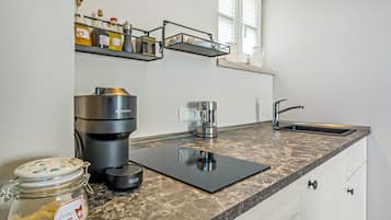 Wasserkocher mit Kaffee-/Teezubehör, Kühlschrank, Mikrowelle, Herdplatte