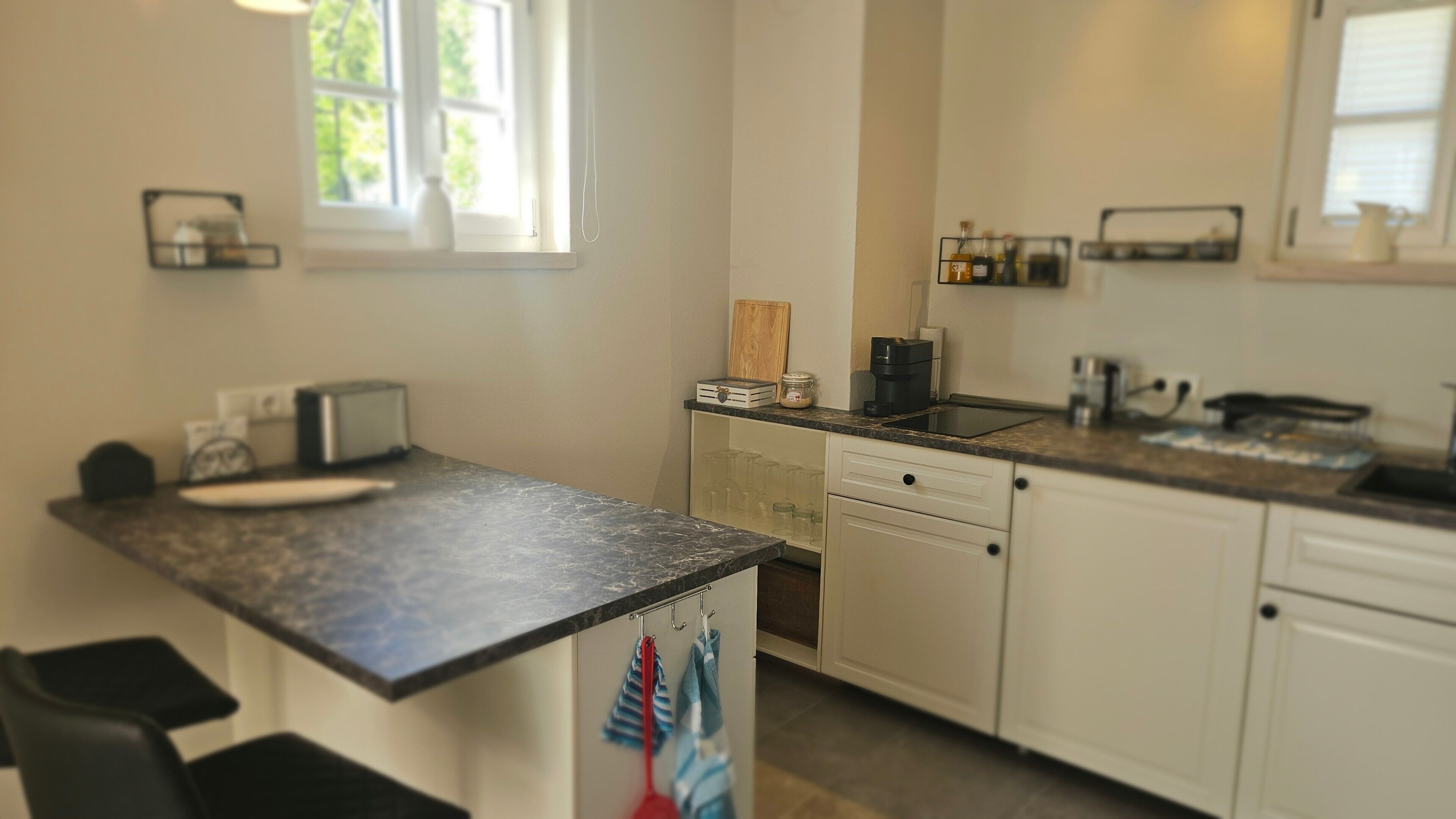 Cafetière/bouilloire, réfrigérateur, micro-ondes, plaque de cuisson