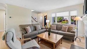 A living room with a sofa set, a coffee table, and a lamp. - Classic 3 Bedroom Eastport Cottage with Large Yard and Free Parking (Annapolis)
