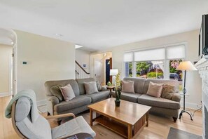 A living room with a sofa set, a coffee table, and a lamp. - Classic 3 Bedroom Eastport Cottage with Large Yard and Free Parking (Annapolis)