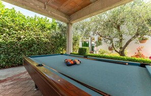 A pool table with balls, surrounded by greenery and a covered area. - Stunning apartment in Pakostane with WiFi (Pakostane)