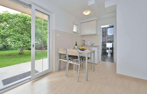 Kühlschrank, Herdplatte, Kochgeschirr/Geschirr/Besteck