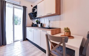 Kühlschrank, Ofen, Herdplatte, Kochgeschirr/Geschirr/Besteck