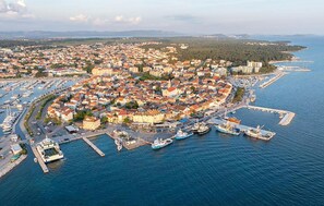 An aerial view of a coastal town with a marina, dense housing, and a clear view of the sea. - Stunning apartment in Biograd with WiFi (Biograd)