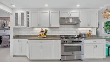 Coffee/tea maker, fridge, microwave, oven