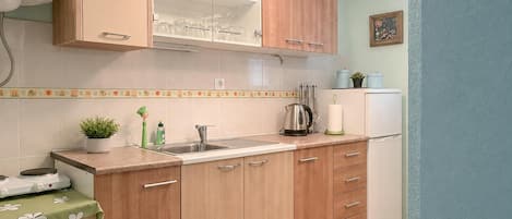 Coffee/tea maker, fridge, stovetop, cookware/dishes/utensils