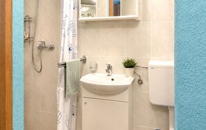 Shower, hair dryer - Lovely apartment in Maslenica with WiFi (Maslenica)