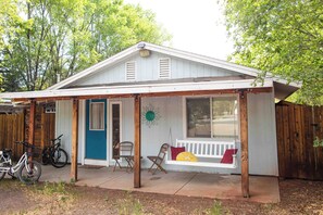 A single-story building with a porch, a blue door, and a window. - Sunnsyide Casita - A/C, bikes provided, central location near downtown & trails (Flagstaff)