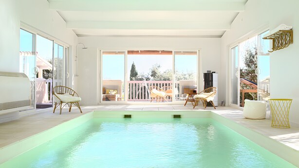 Une piscine avec vue sur un balcon et un espace extérieur.