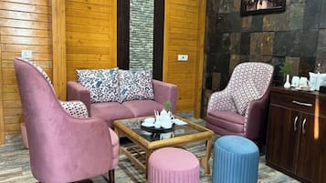 Superior Cottage, Balcony, Mountain View | Living area