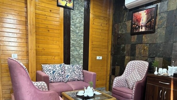 Casa de campo superior, balcón, vista a la montaña | Área de sala de estar