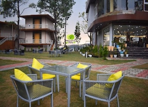 Outdoor dining - Pacific Inn Prakrti the nature Lansdowne (Lansdowne)
