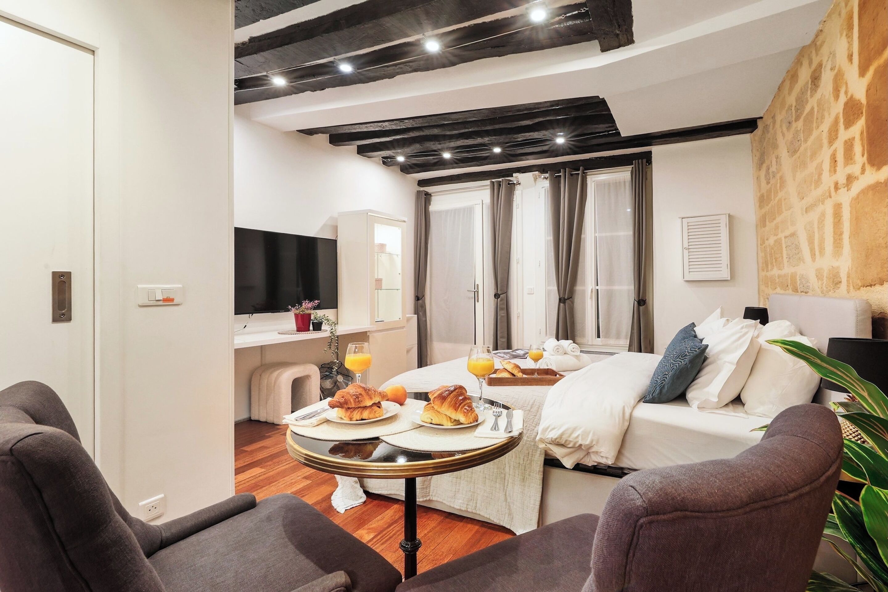 City Studio, 1 Queen Bed, Non Smoking | Dining room