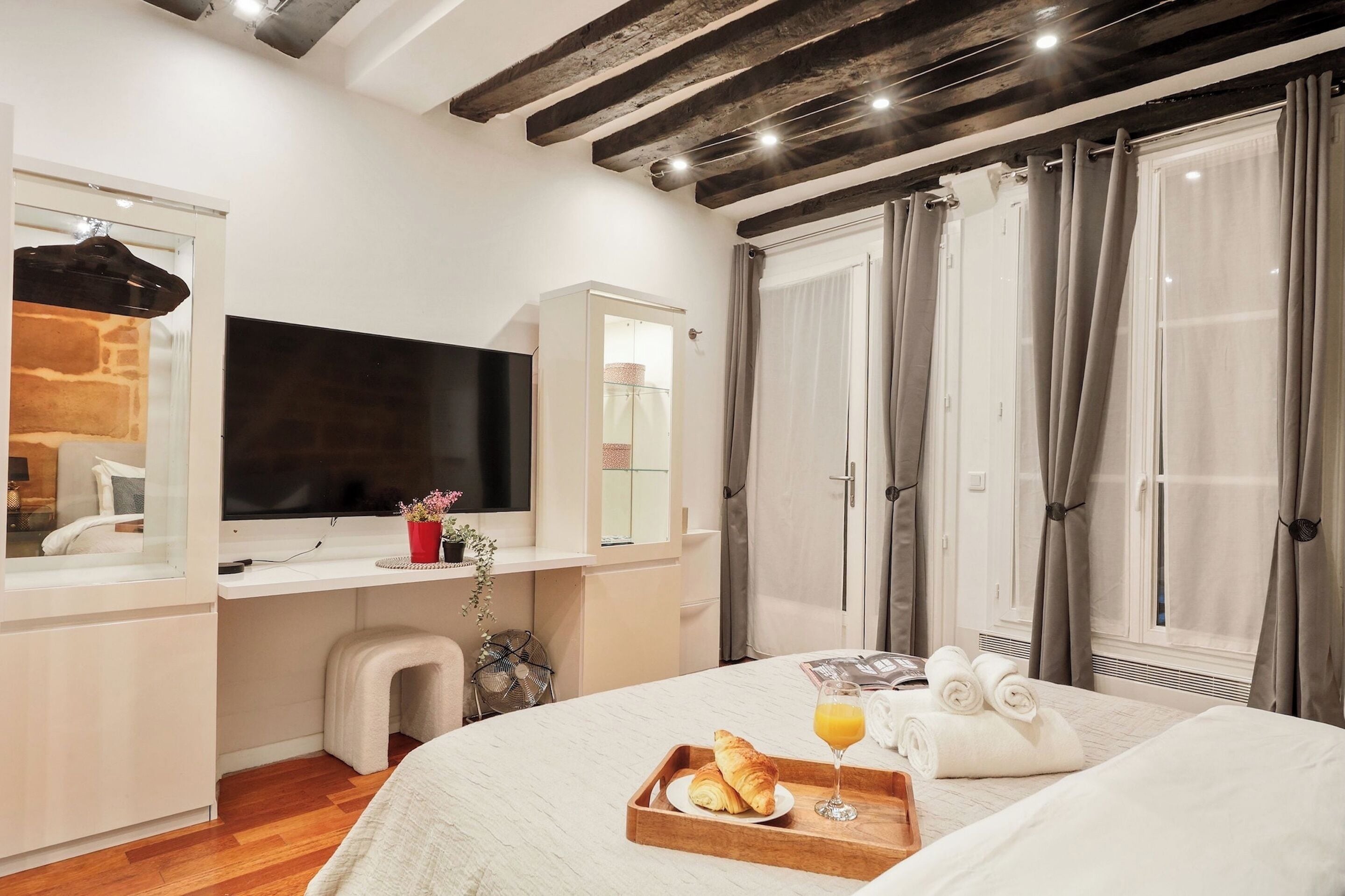 City Studio, 1 Queen Bed, Non Smoking | Living room