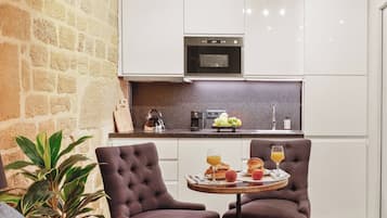 Estudio City, 1 cama de matrimonio, no fumadores | Cocina privada | Cafetera o tetera, hervidor eléctrico, trona infantil y papel de cocina