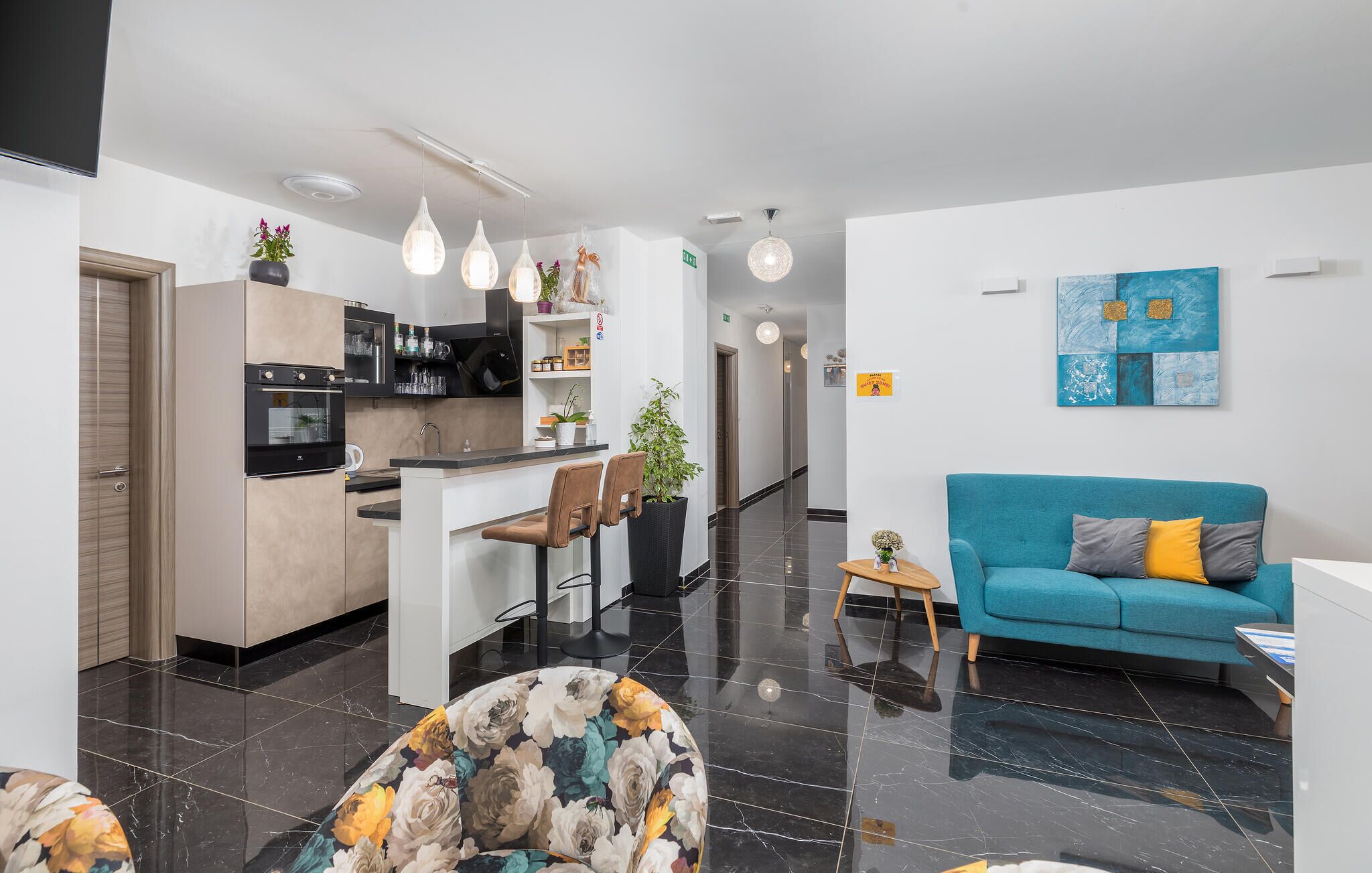 Un intérieur moderne comprenant une cuisine, un coin repas et un espace de vie.