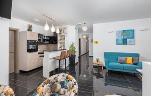 A modern interior with a kitchen, dining area, and living space. - Lovely apartment in Pula with WiFi (Pula)