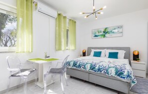 Ein modernes Schlafzimmer mit einem Bett, einem Schreibtisch und einem Stuhl.