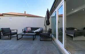 An outdoor patio with a sofa, chairs, and a table. - Awesome apartment in Galizana with WiFi (Galizana)