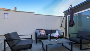 An outdoor seating area with a sofa, two armchairs, and a coffee table. - Awesome apartment in Galizana with WiFi (Galizana)