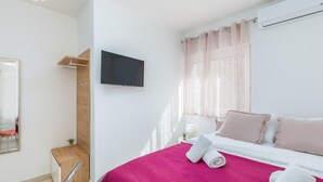 Travel cot, free WiFi - Pet friendly apartment in Pula with WiFi (Pula)