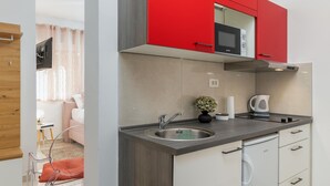 Fridge, microwave, stovetop, cookware/dishes/utensils - Pet friendly apartment in Pula with WiFi (Pula)