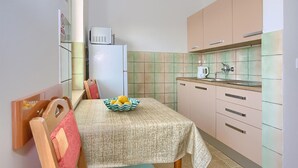 Fridge, stovetop, cookware/dishes/utensils - Amazing apartment in Pula with WiFi (Pula)