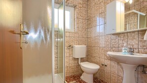 A bathroom with a toilet, sink, and shower. - Lovely apartment in Pula with WiFi (Pula)