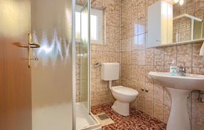 A bathroom with a toilet, sink, and shower. - Lovely apartment in Pula with WiFi (Pula)