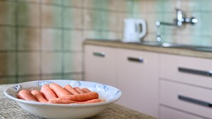 A kitchen with a bowl of carrots on a table. - Lovely apartment in Pula with WiFi (Pula)
