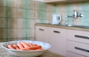 A kitchen with a bowl of carrots on a table. - Lovely apartment in Pula with WiFi (Pula)