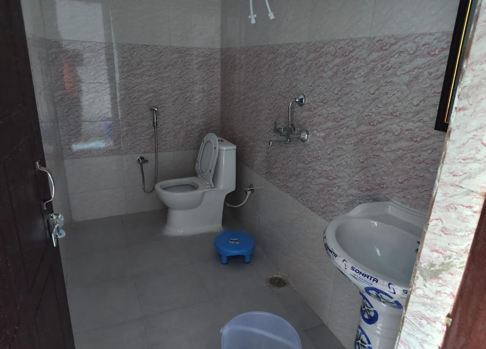Une salle de bain équipée de toilettes, d’un bidet et d’un lavabo.