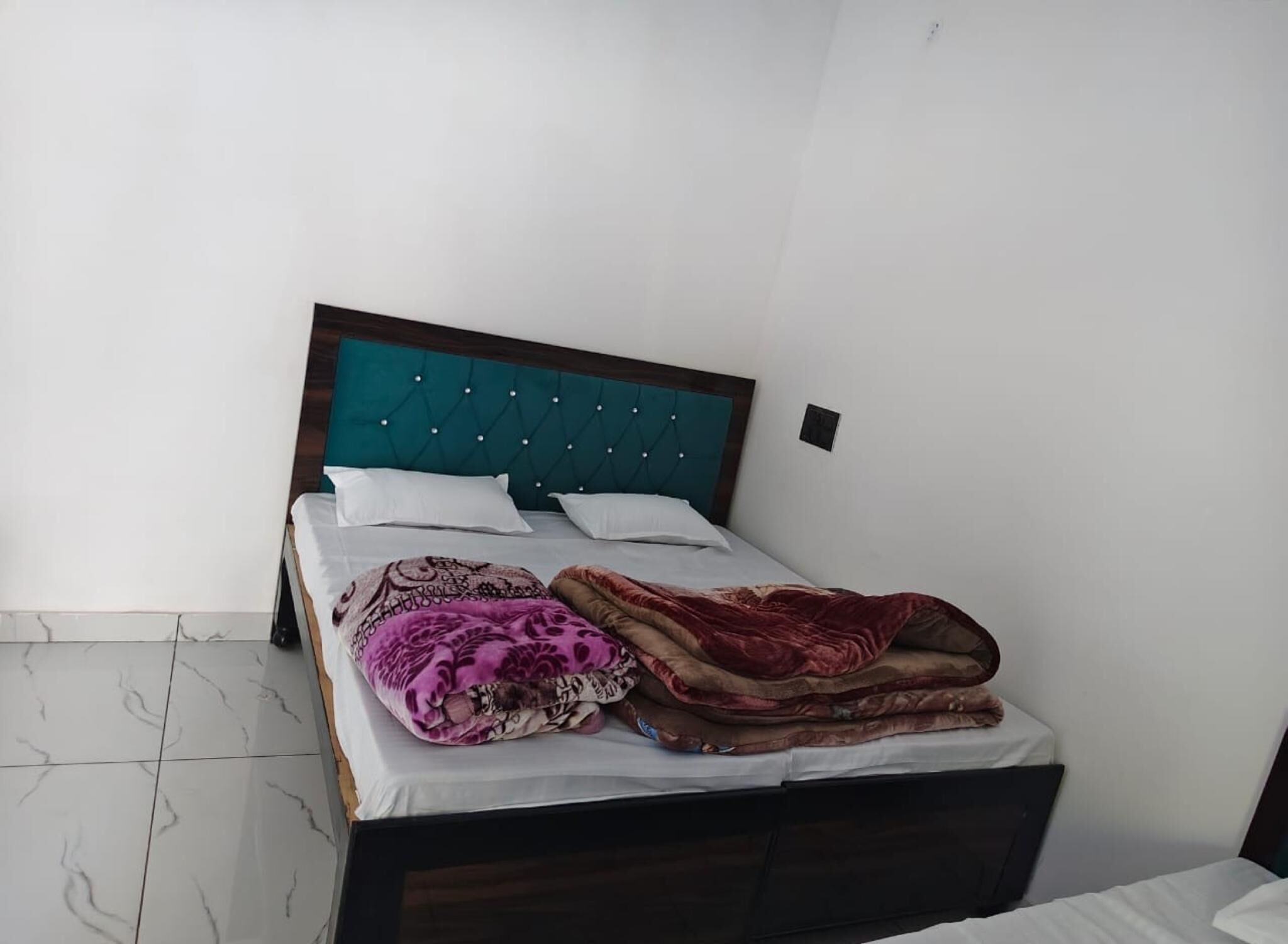Double Room | Rollaway beds, bed sheets