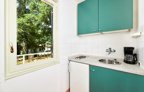 Coffee/tea maker, fridge, stovetop, cookware/dishes/utensils - Cozy apartment in Umag with outdoor swimming pool (Umag)