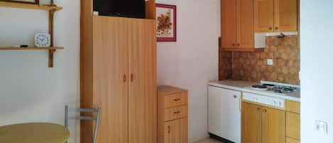 Cafetera y tetera, refrigerador, microondas y horno