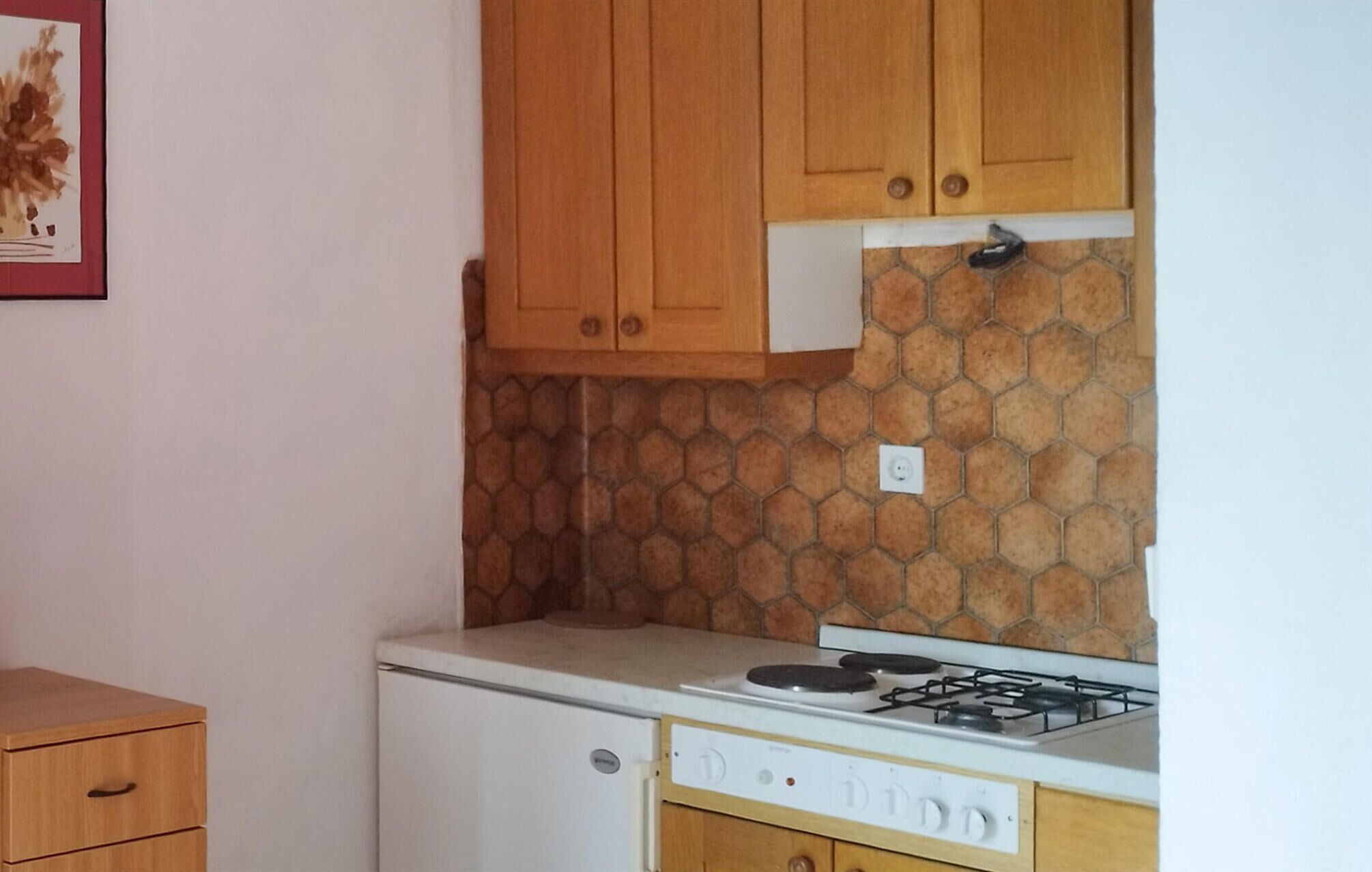 Cafetera y tetera, refrigerador, microondas y horno 
