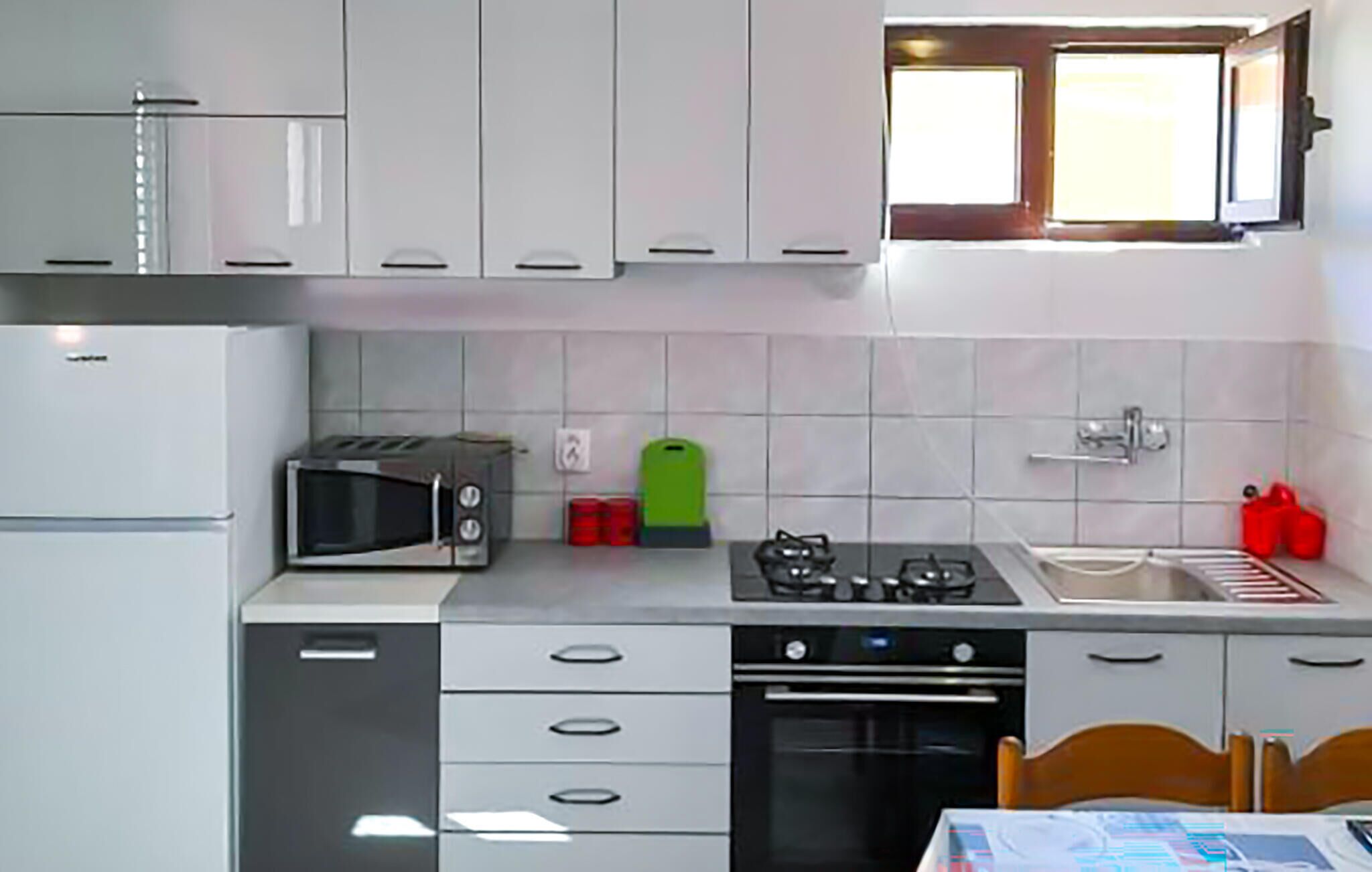 Réfrigérateur, four à micro-ondes, surface de cuisson