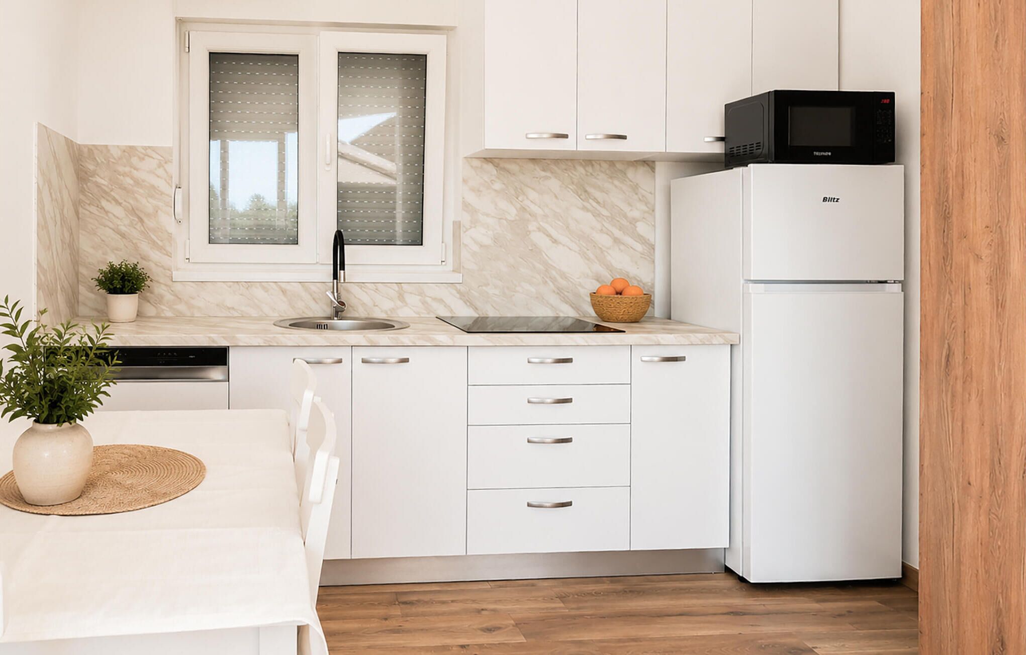 Cafetière-théière, réfrigérateur, four à micro-ondes, surface de cuisson